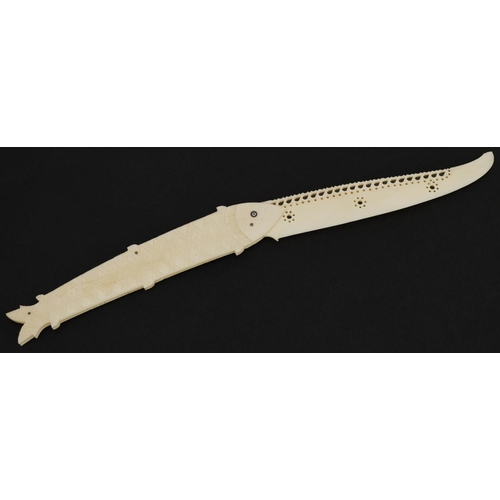 1593 - Scrimshaw style carved bone folding knife in the form of a fish, 13cm wide when closed