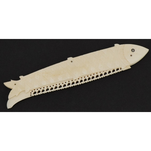 1593 - Scrimshaw style carved bone folding knife in the form of a fish, 13cm wide when closed