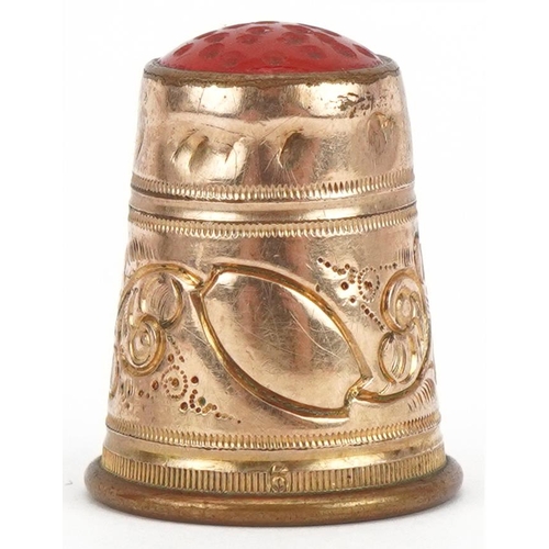 481 - Yellow metal thimble with hardstone top, 2cm high, 3.7g