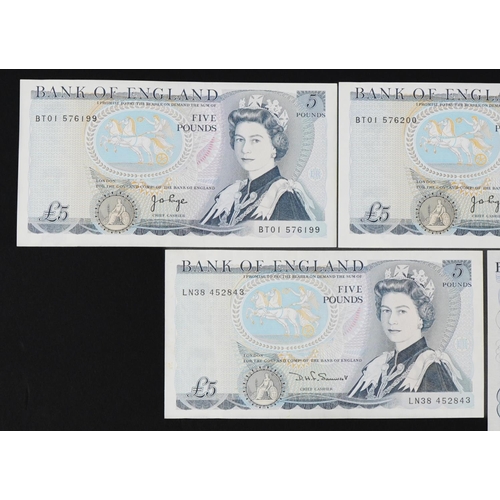 860 - Five Elizabeth II Bank of England five pound banknotes, three with consecutive serial numbers compri... 