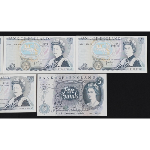 860 - Five Elizabeth II Bank of England five pound banknotes, three with consecutive serial numbers compri... 