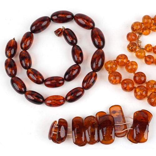 2547 - Amber coloured jewellery comprising three necklaces, bracelet and loose beads, total 222.0g