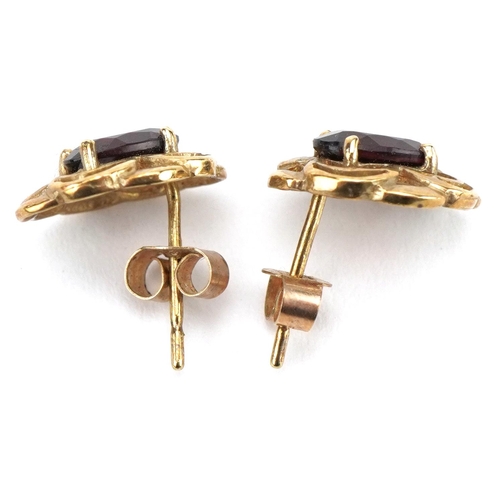 2089 - Pair of 9ct gold garnet openwork stud earrings, 1.1cm high, 1.1g