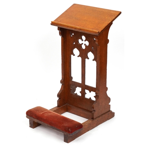 1077 - Gothic oak ecclesiastical kneeling pew, 87cm high