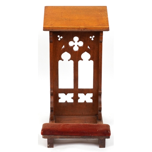 1077 - Gothic oak ecclesiastical kneeling pew, 87cm high