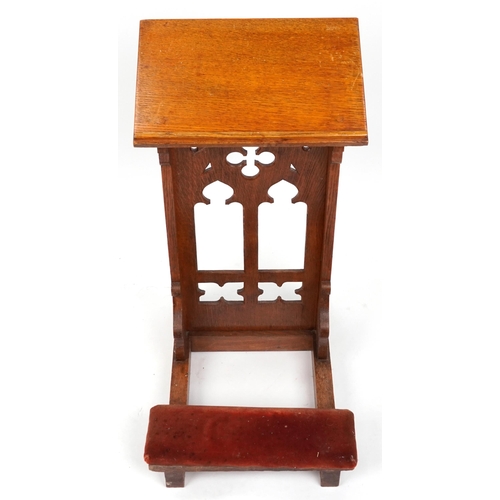 1077 - Gothic oak ecclesiastical kneeling pew, 87cm high