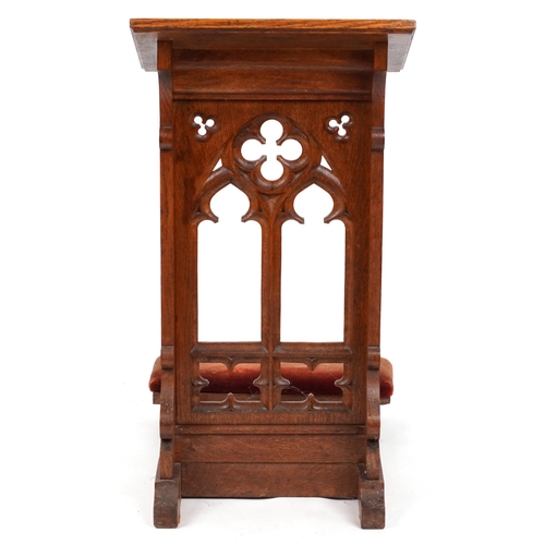 1077 - Gothic oak ecclesiastical kneeling pew, 87cm high