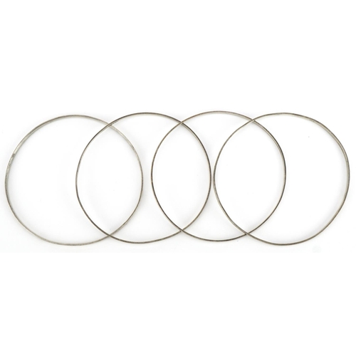 2170 - Four silver bangles, 6.5cm in diameter, 14.8g