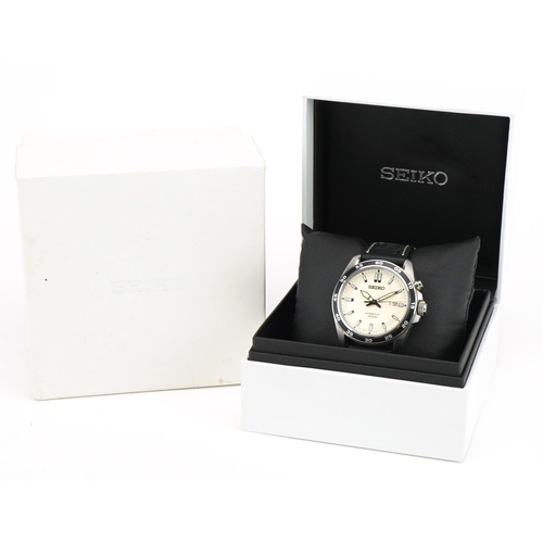 2557 - Seiko, gentlemen's Seiko kinetic wristwatch with date aperture with box and paperwork, model 5M82-OB... 