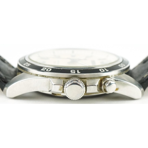 2557 - Seiko, gentlemen's Seiko kinetic wristwatch with date aperture with box and paperwork, model 5M82-OB... 