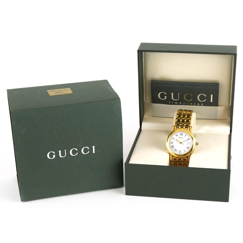 2561 - Gucci, gentlemen's Gucci wristwatch with date aperture, with box and paperwork including receipt for... 