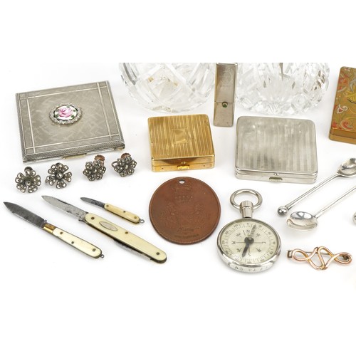 454 - Objects and vanity items including a Scottish horn letter opener with applied gun metal thistle, yel... 