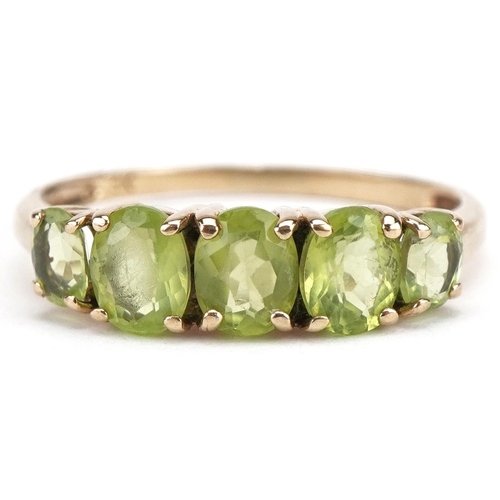 497 - 9ct gold graduated peridot five stone ring, size N/O, 1.6g