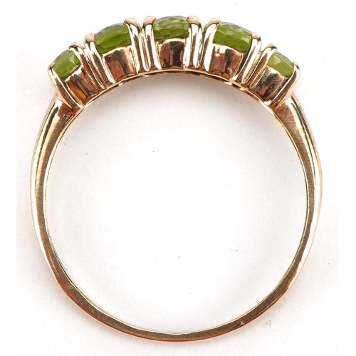 497 - 9ct gold graduated peridot five stone ring, size N/O, 1.6g