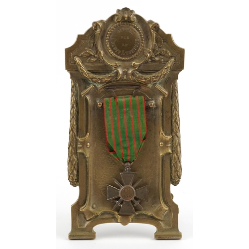 1388 - Belgian military interest World War I medal with ornate bronze easel stand impressed Offert par le C... 