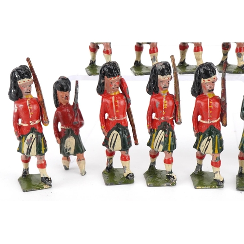 1131 - Nineteen Britains hand painted lead Gordon Highlanders soldiers and piper, some with articulated arm... 