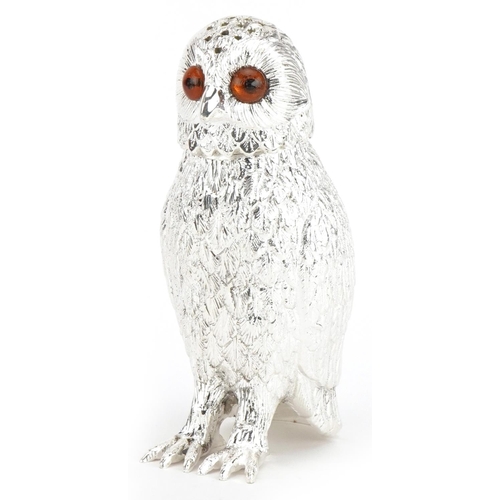 2566 - Large silver plated caster in the form of an owl with beaded eyes, 15cm high