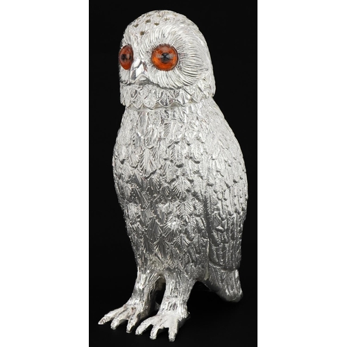 2566 - Large silver plated caster in the form of an owl with beaded eyes, 15cm high