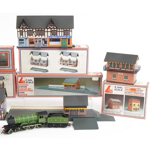 1146 - Lima and Hornby OO gauge model railway, some with boxes, including King Charles II locomotive with t... 