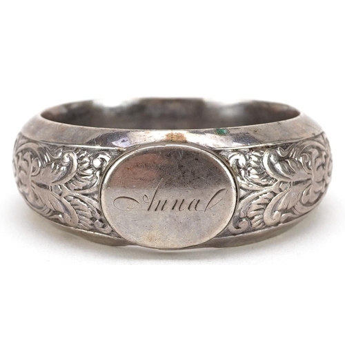 2641 - Unmarked silver napkin ring embossed with foliage, 5cm in diameter, 18.6g