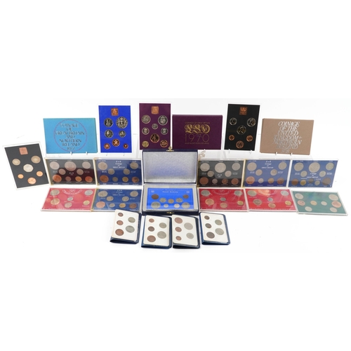 1590 - British coinage, predominantly uncirculated sets including ER II Coinage of Great Britain, The Coina... 