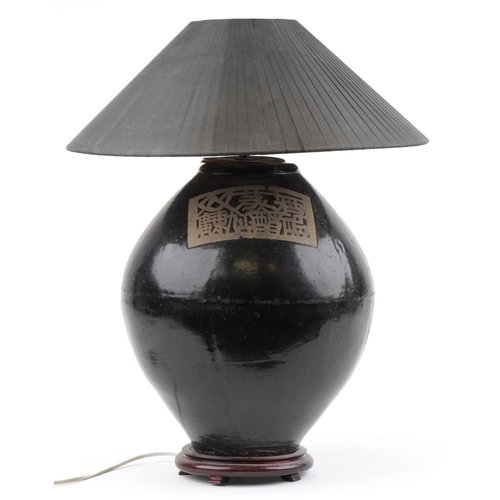 2343 - Large Chinese archaic style pottery jar adjustable table lamp with pleated shade, the jar incised wi... 