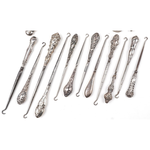 269 - Nineteen Victorian and later silver handled shoehorns and buttonhooks, the largest 23cm in length