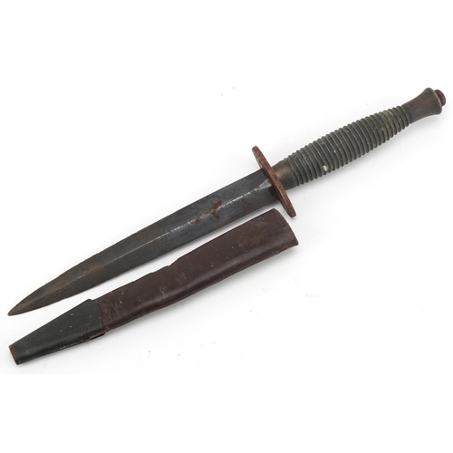 1419 - British military Fairbairn Sykes fighting knife with leather sheath and steel blade, 29.5cm in lengt... 