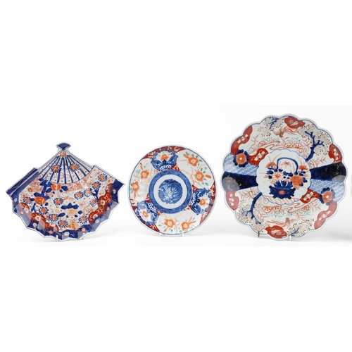 2354 - Japanese Imari porcelain comprising two chargers and four dishes, one in the shape of a fan, each ha... 