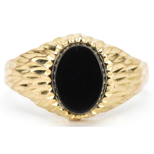 3154 - 9ct gold black onyx signet ring with engine turned shoulders, size H/I, 1.5g