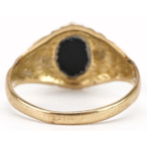 3154 - 9ct gold black onyx signet ring with engine turned shoulders, size H/I, 1.5g