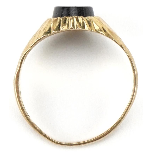 3154 - 9ct gold black onyx signet ring with engine turned shoulders, size H/I, 1.5g