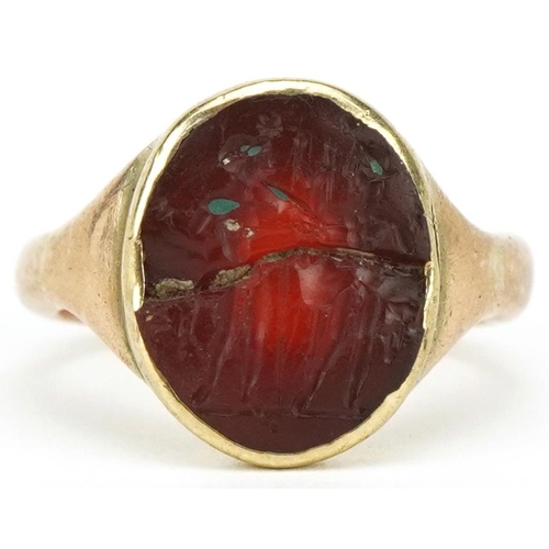 3019 - Antique unmarked gold Roman glass seal ring intaglio moulded with two figures, size M, 6.2g