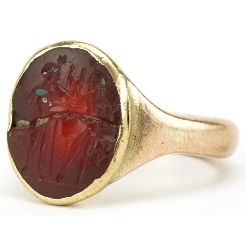 3019 - Antique unmarked gold Roman glass seal ring intaglio moulded with two figures, size M, 6.2g