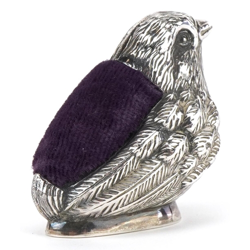 167 - Carrs, Elizabeth II novelty silver pin cushion in the form of a chick, Sheffield 2002, 3.5cm high, 1... 