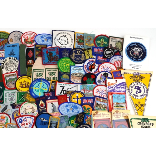 1639 - Large collection of 1970s and later predominantly scouting, girl guides and jamboree cloth badges