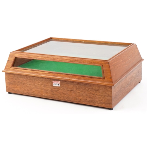 2333A - Dealer's glazed lightwood display case with hinged lid, 17.5cm H x 46.5cm W x 36.5cm D