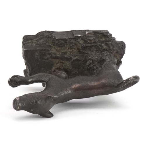 422 - Antique patinated bronze dog on later base, probably Roman, 5.5cm in length