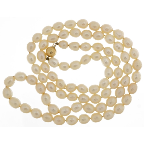 3480 - Freshwater pearl necklace with 9ct gold ball clasp, 80cm in length, 70.2g