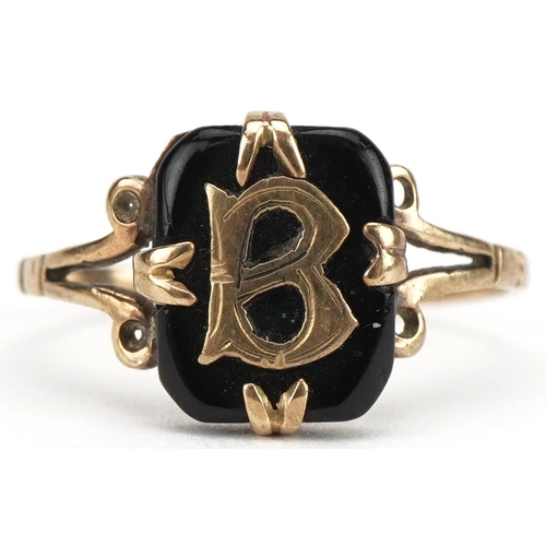 3594 - 9ct gold black onyx initial B signet ring, size K, 1.3g