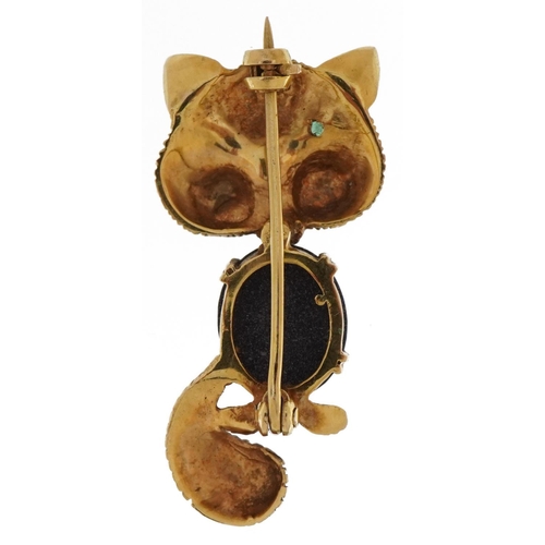 3063 - Unmarked gold cat brooch with cabochon glitter stone body and emerald eye, tests as 9ct gold, 3.5cm ... 