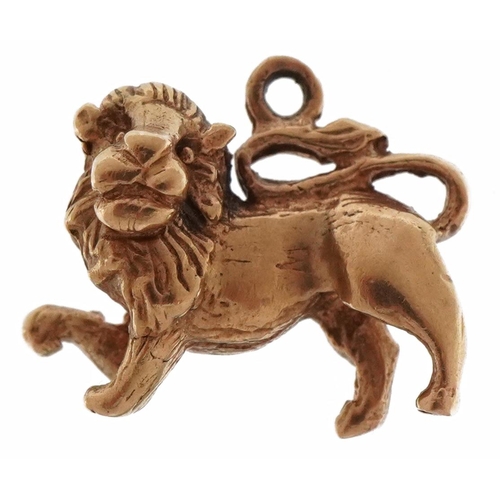 3104 - 9ct gold lion charm, 1.4cm wide, 2.7g