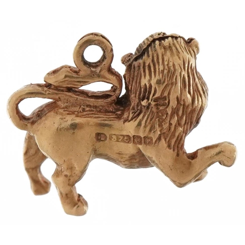 3104 - 9ct gold lion charm, 1.4cm wide, 2.7g