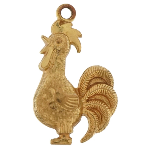 3676 - Unmarked gold rooster charm, tests as 9ct gold, 2.6cm high, 1.6g