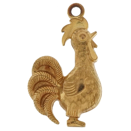 3676 - Unmarked gold rooster charm, tests as 9ct gold, 2.6cm high, 1.6g