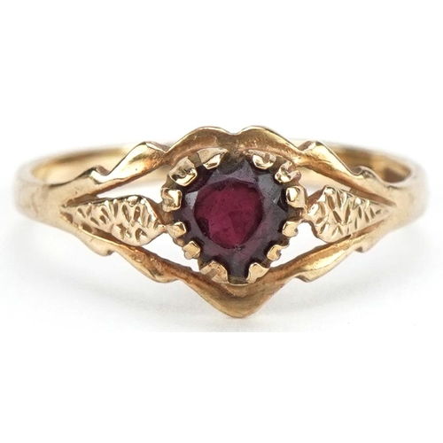 3332 - 9ct gold garnet solitaire ring with split shoulders, size N/O, 1.4g