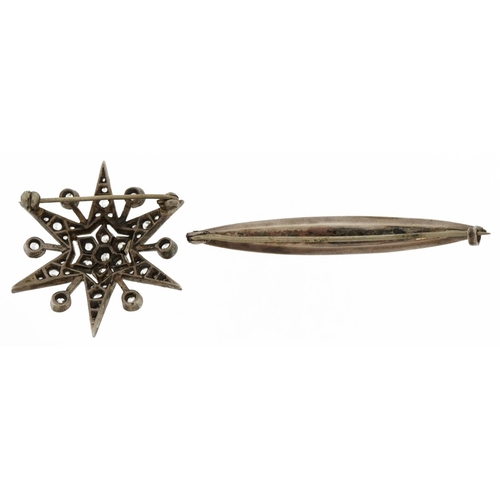 3079 - Georgian silver and yellow metal brooch and a white metal clear spinel starburst brooch, the largest... 