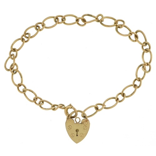 3493 - 9ct gold bracelet with 9ct gold love heart padlock, 16cm in length, 5.1g