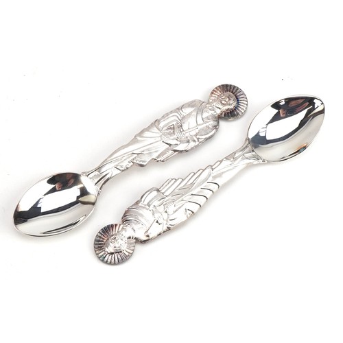 687 - Toye Kenning & Spencer, set of twelve Elizabeth II silver St Paul's Collection apostle spoons with f... 