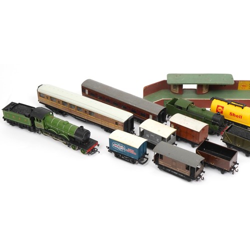 1168 - Hornby OO gauge model railway, some tinplate, including LNER 9596 locomotive with tender and 8509 lo... 